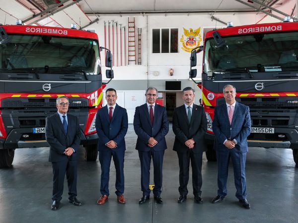 1727699595govregional_entrega_dos_Autotanques_Pesados_as_Associacoes_Humanitarias_de_Bombeiros_Voluntarios.jpg