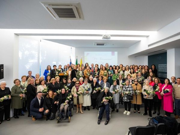 1741716981cmpd2_Pedro_Nascimento_Cabral_homenageia_mais_de_60_mulheres_das_24_freguesias_de_Ponta_Delgada.jpg